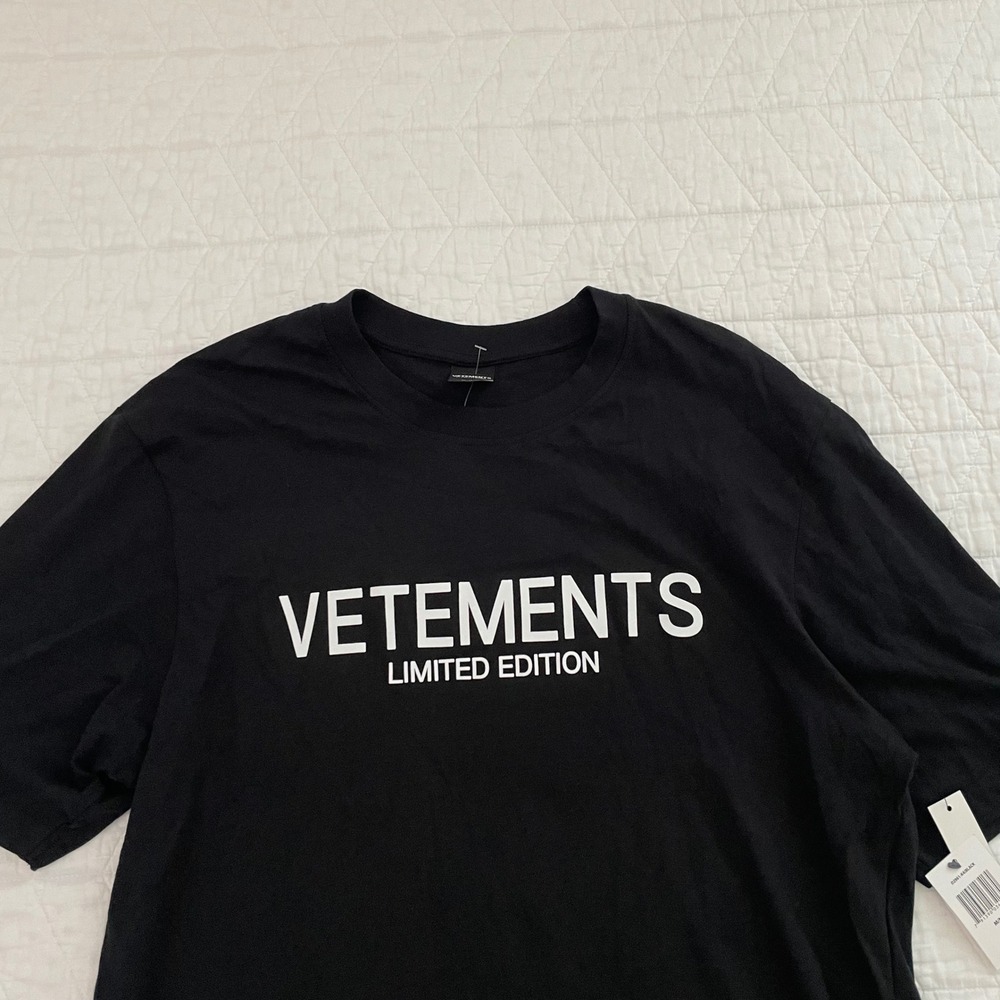 Vetements Limited Edition Mens Black Graphic T-Shirt Size Medium NWT D2961-K4 - Picture 3 of 9
